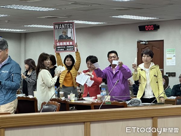 ▲▼民進黨立委撕掉韓國瑜聲明     。（圖／記者崔至雲攝）