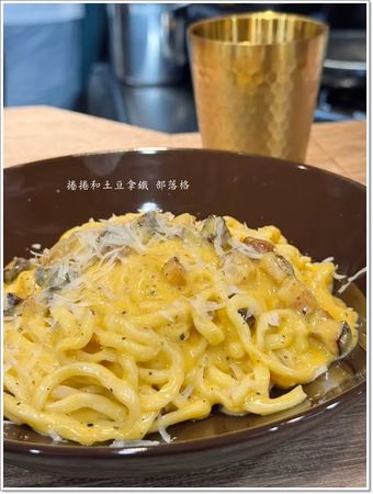 ▲▼義點點a little pasta。苓雅市場內 招牌手工義大利麵Carbonara。每日限量5份。（圖／部落客捲捲和土豆拿鐵授權提供）
