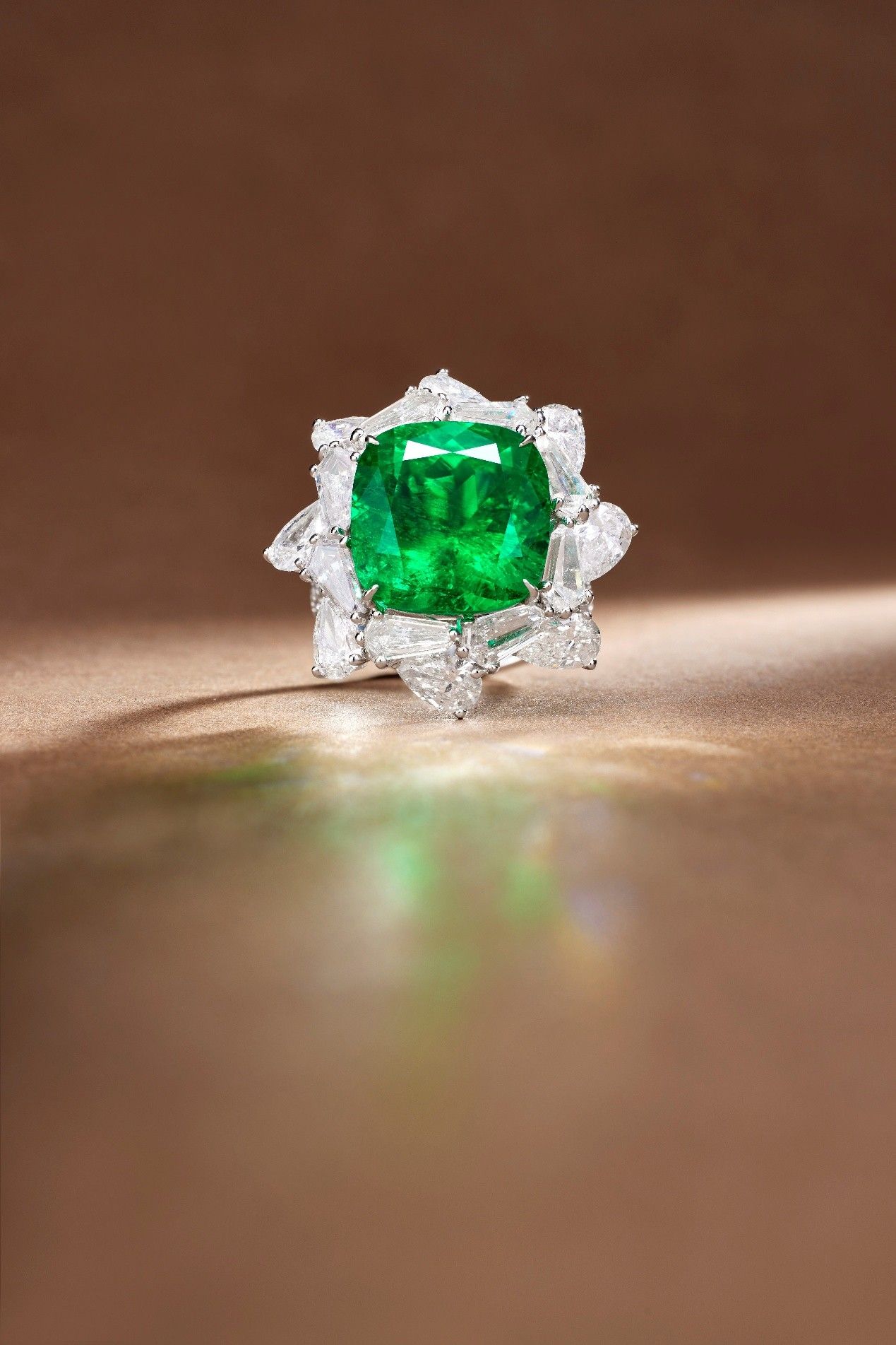 保利香港拍賣,保利香港,春季拍賣會,拍賣,台北,預展,藝術展覽,中國書畫,倪瓚,與茂實徵君侍史札,中國古董珍玩,芝仙祝壽圖碗,清雍正,現當代藝術,梁遠葦,無題,珠寶,帝王綠翡翠珠配紅寶石及鑽石項鏈,鐘錶,Richard Mille（圖／保利香港拍賣提供）