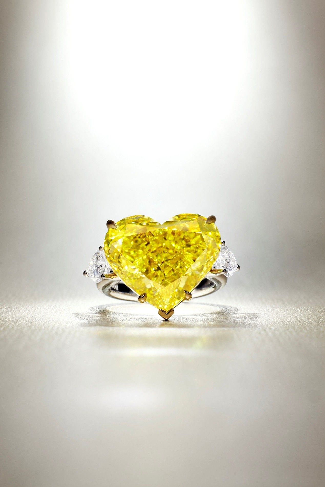 保利香港拍賣,保利香港,春季拍賣會,拍賣,台北,預展,藝術展覽,中國書畫,倪瓚,與茂實徵君侍史札,中國古董珍玩,芝仙祝壽圖碗,清雍正,現當代藝術,梁遠葦,無題,珠寶,帝王綠翡翠珠配紅寶石及鑽石項鏈,鐘錶,Richard Mille（圖／保利香港拍賣提供）