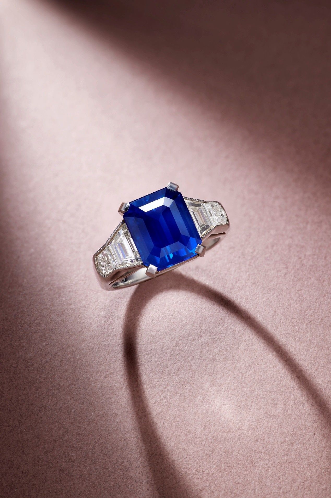 保利香港拍賣,保利香港,春季拍賣會,拍賣,台北,預展,藝術展覽,中國書畫,倪瓚,與茂實徵君侍史札,中國古董珍玩,芝仙祝壽圖碗,清雍正,現當代藝術,梁遠葦,無題,珠寶,帝王綠翡翠珠配紅寶石及鑽石項鏈,鐘錶,Richard Mille（圖／保利香港拍賣提供）