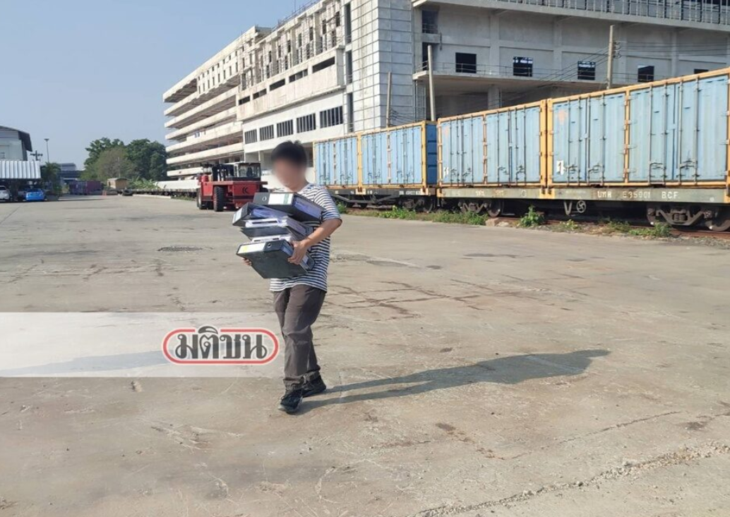 ▲4名中國男子被發現闖入倒塌大樓的工地現場，將文件「偷渡」出去。（圖／翻攝自民意報）