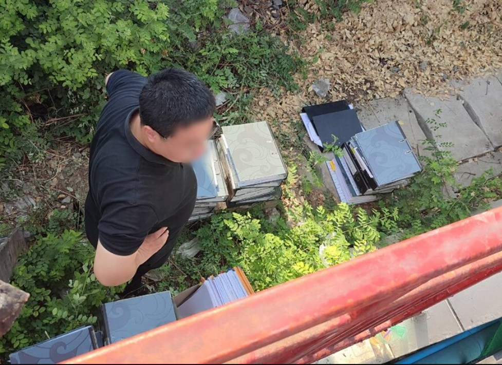 ▲4名中國男子被發現闖入倒塌大樓的工地現場，將文件「偷渡」出去。（圖／翻攝自民意報）