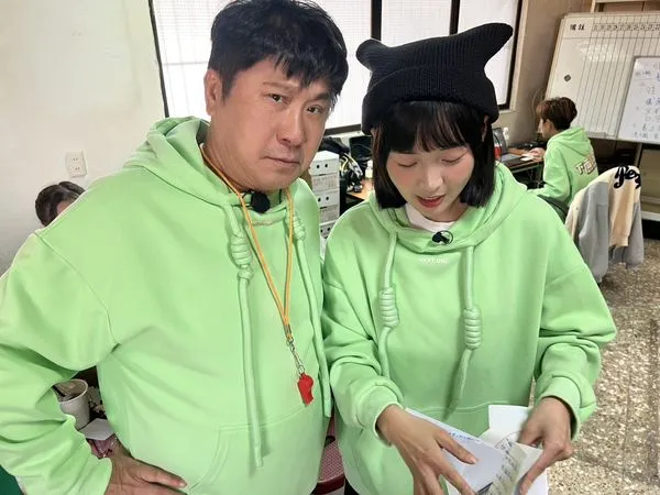 ▲胡瓜被小朋友誤認是攝影師。（圖／民視提供）