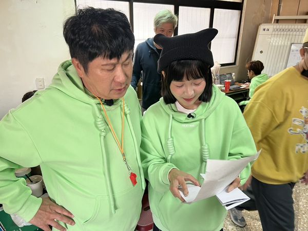 ▲胡瓜被小朋友誤認是攝影師。（圖／民視提供）