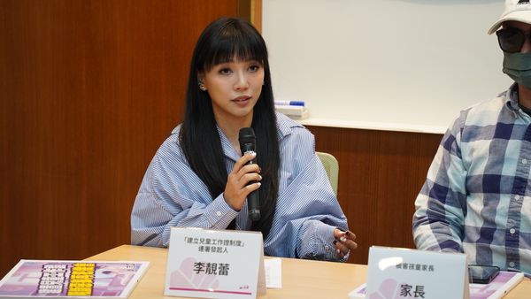 ▲▼李靚蕾現身立院，落淚呼籲建立兒童工作證制度。（圖／立委范雲辦公室提供）