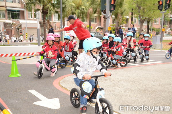 ▲台南市長黃偉哲2日至光賢交通公園視察時指出，透過交通公園的建置，希望能讓正確的用路觀念深入各年齡層，市府也將持續宣導，鼓勵各級學校善用這寶貴的教育資源，透過體驗式學習提升交通安全意識。（圖／記者林東良翻攝，下同）