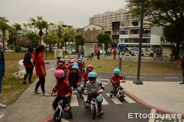 ▲台南市長黃偉哲2日至光賢交通公園視察時指出，透過交通公園的建置，希望能讓正確的用路觀念深入各年齡層，市府也將持續宣導，鼓勵各級學校善用這寶貴的教育資源，透過體驗式學習提升交通安全意識。（圖／記者林東良翻攝，下同）