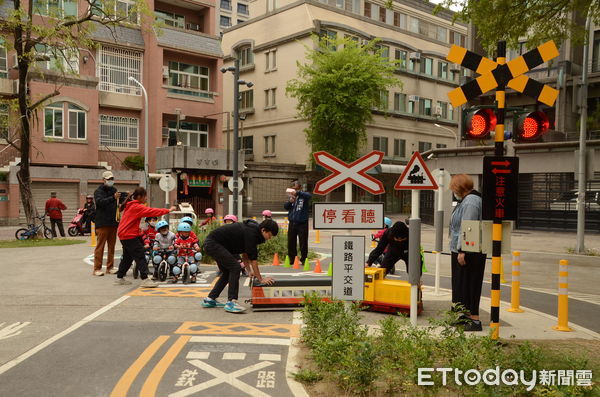 ▲台南市長黃偉哲2日至光賢交通公園視察時指出，透過交通公園的建置，希望能讓正確的用路觀念深入各年齡層，市府也將持續宣導，鼓勵各級學校善用這寶貴的教育資源，透過體驗式學習提升交通安全意識。（圖／記者林東良翻攝，下同）