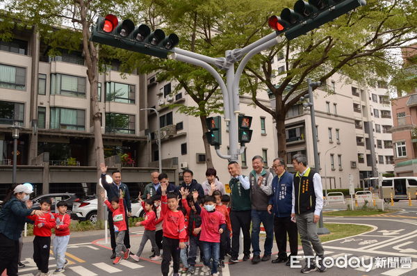 ▲台南市長黃偉哲2日至光賢交通公園視察時指出，透過交通公園的建置，希望能讓正確的用路觀念深入各年齡層，市府也將持續宣導，鼓勵各級學校善用這寶貴的教育資源，透過體驗式學習提升交通安全意識。（圖／記者林東良翻攝，下同）