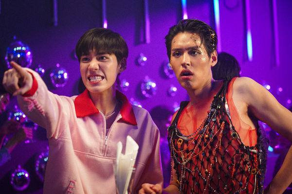 ▲illkin（左）和PP Krit（右）相識多年，合作《冥婚鬧泰大》默契十足，靠眼神就能觸發彼此情感。（圖／金盞花大影業提供）