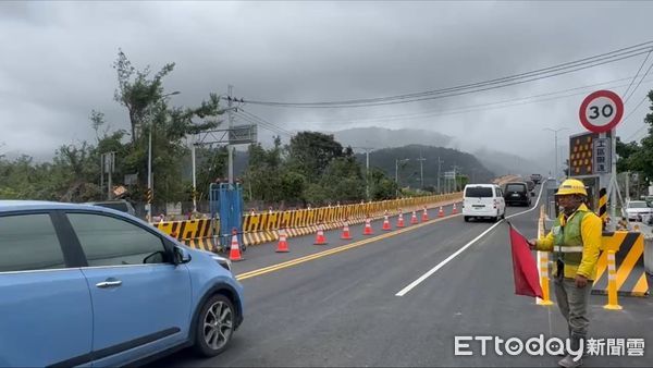 ▲▼玉里分局預估公墓周邊道路將湧現人、車潮，提醒駕駛人務必減速慢行、注意行人安全。（圖／玉里警分局提供，下同）