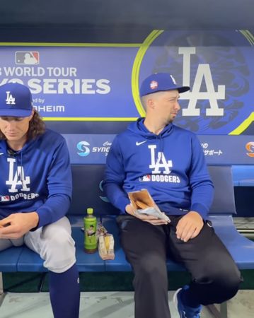 ▲史奈爾聞蝦餅秒皺眉。（圖／截自IG:MLB）