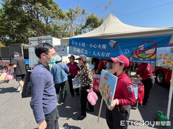 ▲▼ 義消人員在墓地周圍跟民眾宣導用火安全。（圖／記者黃彥傑翻攝）