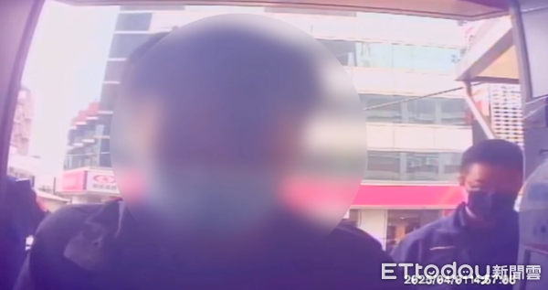 ▲台南市警新營分局查獲詐騙車手，起獲15萬餘元，並呼籲提供有關詐欺車手的關鍵訊息，經警方成功拘提或逮捕車手到案，即可獲頒新台幣5萬元檢舉獎金。（圖／記者林東良翻攝，下同）