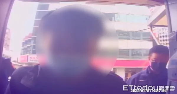 ▲台南市警新營分局查獲詐騙車手，起獲15萬餘元，並呼籲提供有關詐欺車手的關鍵訊息，經警方成功拘提或逮捕車手到案，即可獲頒新台幣5萬元檢舉獎金。（圖／記者林東良翻攝，下同）