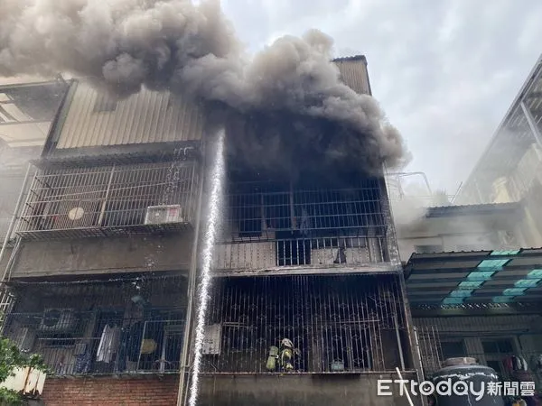 鶯歌一處民宅發生火警，一對母女救出命危送醫。（圖／記者陸運陞翻攝）