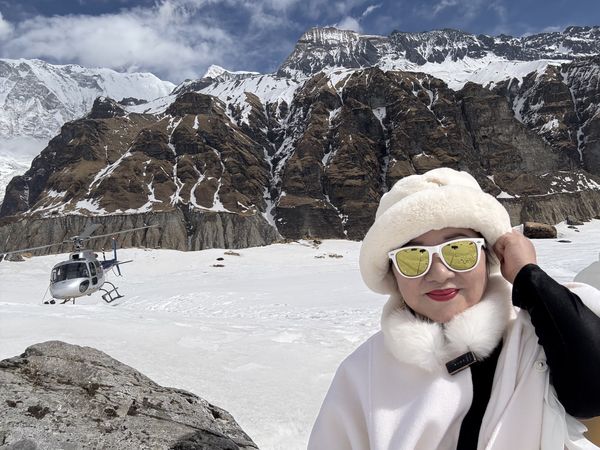 ▲白冰冰搭直升機抵達喜馬拉雅山脈的安納普爾納峰。（圖／長興影視）