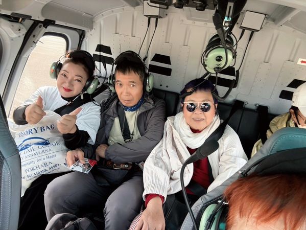 ▲白冰冰搭直升機抵達喜馬拉雅山脈的安納普爾納峰。（圖／長興影視）