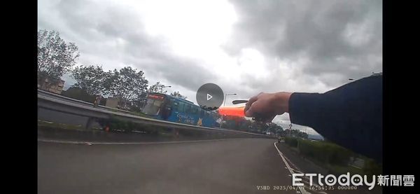 ▲▼國九隊攔截到誤闖國5且送向行駛的越南籍移工武姓騎士。（圖／記者游芳男翻攝，下同）