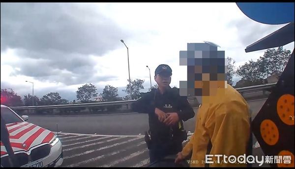 ▲▼國九隊攔截到誤闖國5且送向行駛的越南籍移工武姓騎士。（圖／記者游芳男翻攝，下同）