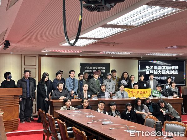 ▲▼台灣作家楊双子發起「2025主張罷免不適任立委，是我們的義務」連署，獲得全台1043名創作者響應。（圖／記者林育綾攝）