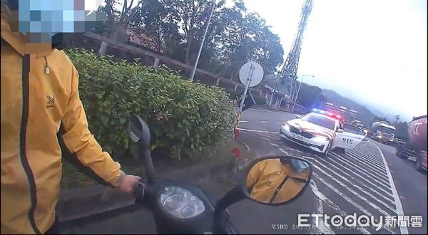 ▲▼國九隊攔截到誤闖國5且送向行駛的越南籍移工武姓騎士。（圖／記者游芳男翻攝，下同）