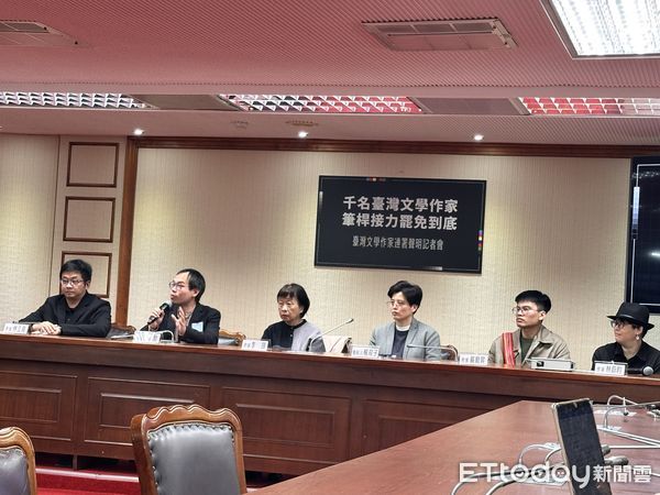 ▲▼台灣作家楊双子發起「2025主張罷免不適任立委，是我們的義務」連署，獲得全台1043名創作者響應。（圖／記者林育綾攝）