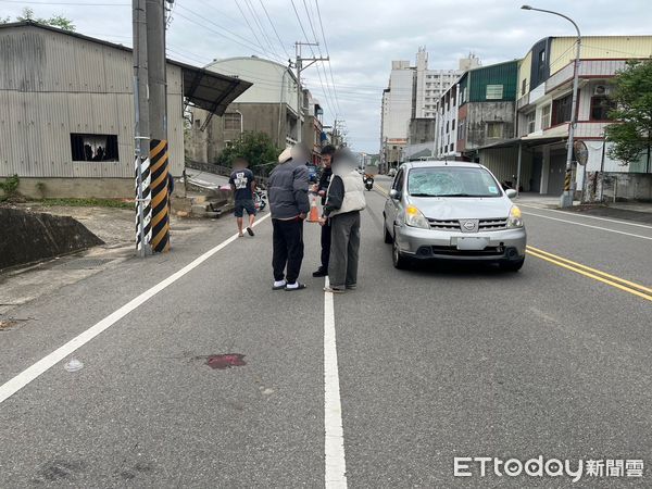 ▲苗栗通霄鎮中正路今早發生死亡事故，88歲老婦人穿越馬路遭轎車撞飛慘死。（圖／記者楊永盛翻攝）