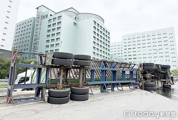 ▲一輛貨櫃車今天上午11時許行經國道1號桃園交流道南向環向匝道入口處時，突然失控側翻，整個貨櫃掉落坡道上。（圖／記者沈繼昌翻攝）