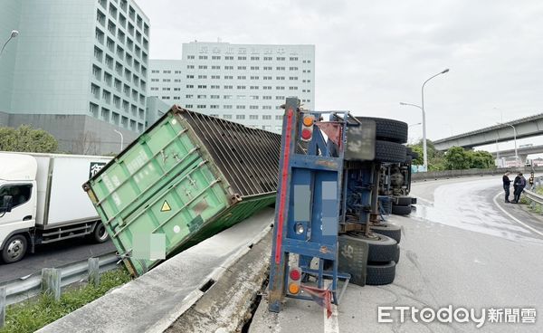 ▲國道1號桃園交流道南向環向匝道入口處今天上午發生貨櫃車側翻事故。（圖／記者沈繼昌翻攝）