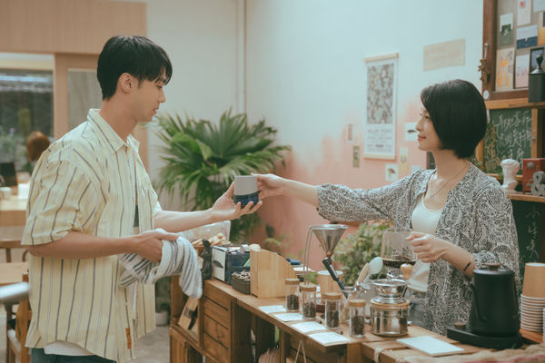 ▲賴雅妍《夏日最後的祕密》重現手沖咖啡回憶殺，見證施柏宇、程予希一見鐘情。（圖／阿榮影業提供）