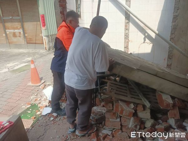 ▲台南市南區喜樹路254巷1處工地，2日下午發生1起工安意外，疑似46歲王姓拆屋工人，遭崩塌磚壁壓住，消防人員搶救脫困。（圖／記者林東良翻攝，下同）