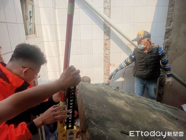 ▲台南市南區喜樹路254巷1處工地，2日下午發生1起工安意外，疑似46歲王姓拆屋工人，遭崩塌磚壁壓住，消防人員搶救脫困。（圖／記者林東良翻攝，下同）