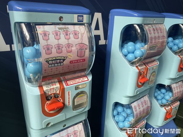 ▲▼富邦悍將啦啦隊商品。（圖／記者楊舒帆攝）