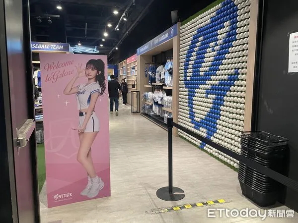 ▲▼富邦悍將啦啦隊商品。（圖／記者楊舒帆攝）