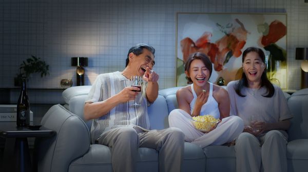 ▲吳婉君為義大利傢具品牌拍攝廣告。（圖／NATUZZI拉圖誌提供）