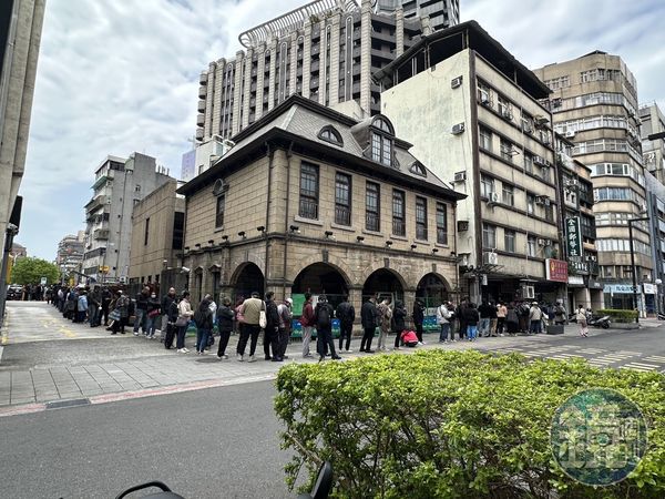 排隊人潮眾多，甚至還排到轉角後方的停車場。