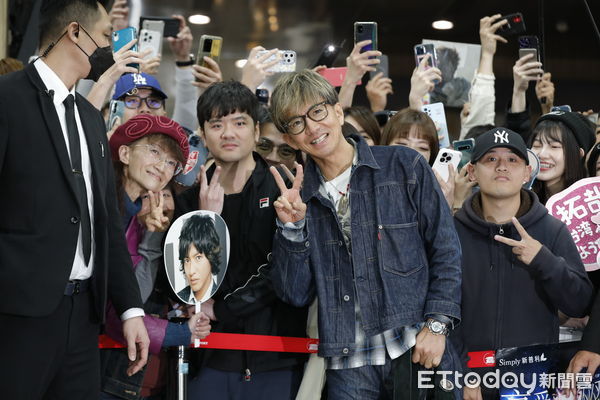 ▲▼日本偶像天王木村拓哉來台參加代言活動，4/2下午抵達松山機場受到眾多粉絲歡迎。（圖／記者湯興漢攝）