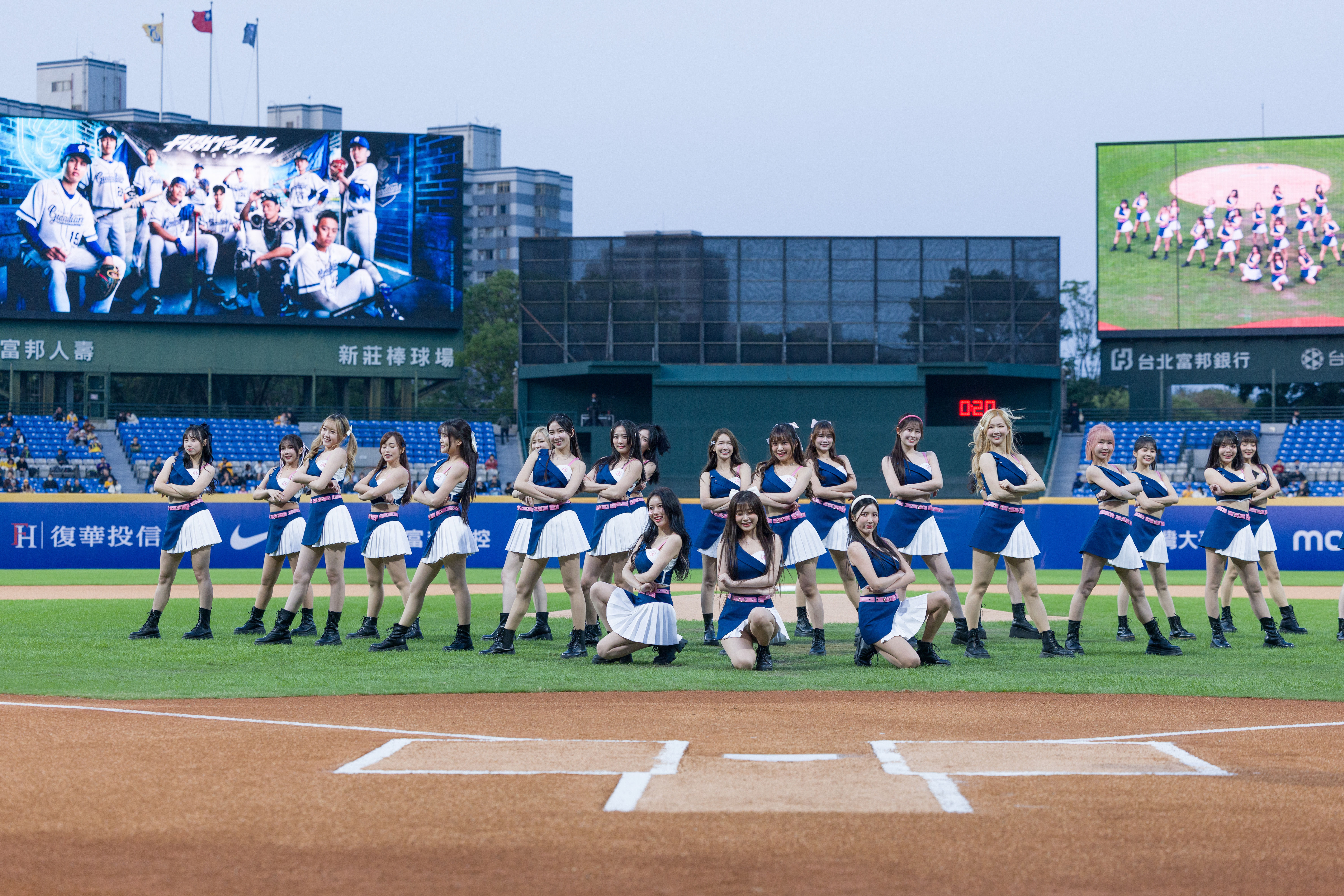▲富邦悍將啦啦隊全員到齊，主場開幕戰賽前表演。（圖／富邦悍將提供）