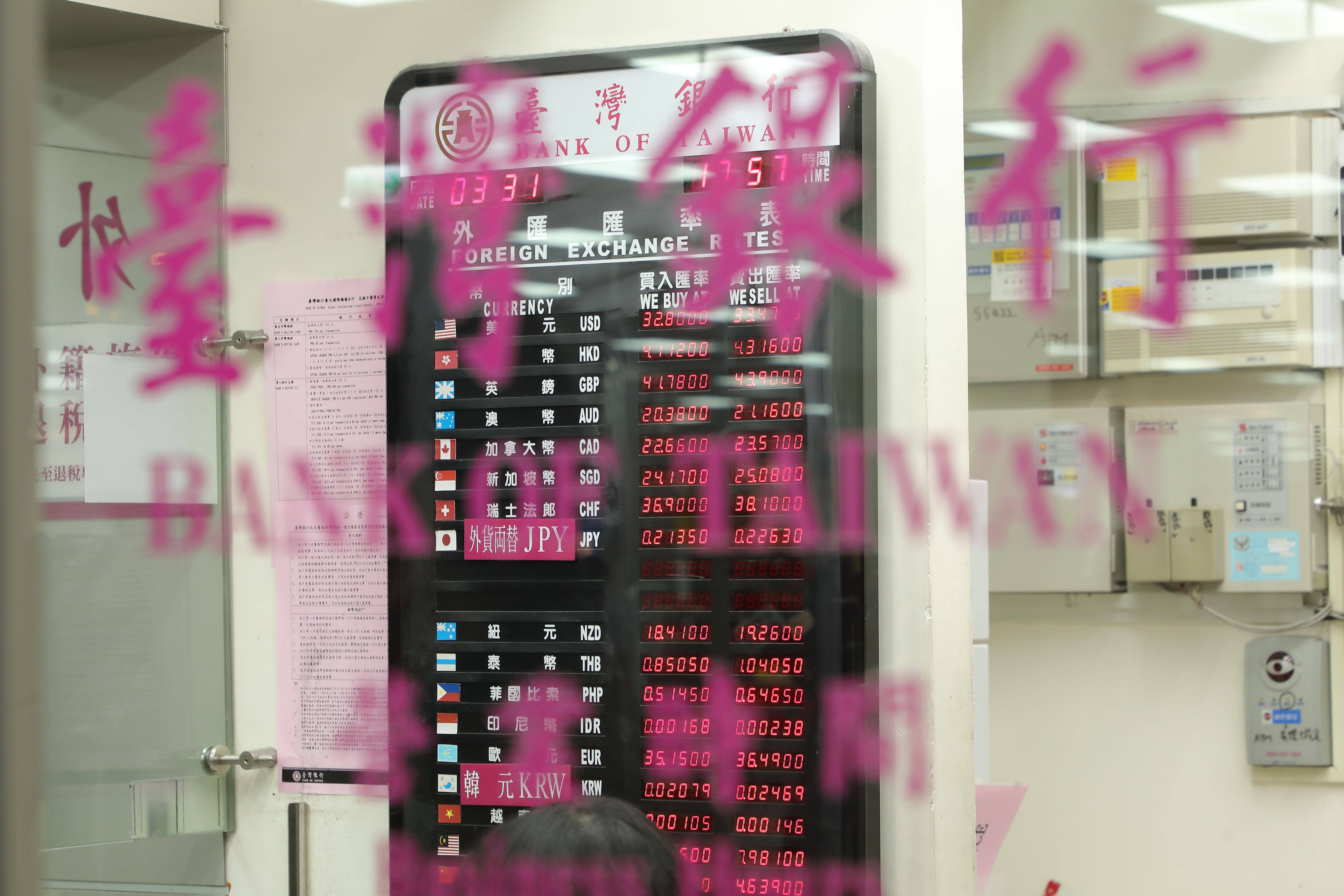 ▲▼松山機場台灣銀行兆豐銀行外幣兌換櫃台，旅客兌換外幣情形。（圖／記者湯興漢攝）