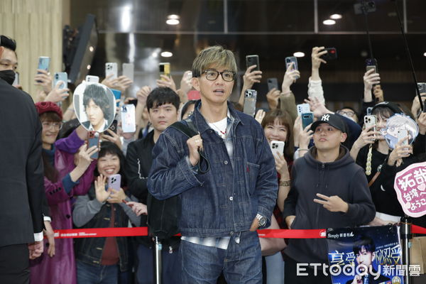 ▲▼日本偶像天王木村拓哉來台參加代言活動，4/2下午抵達松山機場受到眾多粉絲歡迎。（圖／記者湯興漢攝）