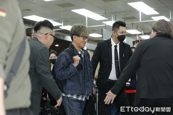 ▲▼日本偶像天王木村拓哉來台參加代言活動，4/2下午抵達松山機場受到眾多粉絲歡迎。（圖／記者湯興漢攝）