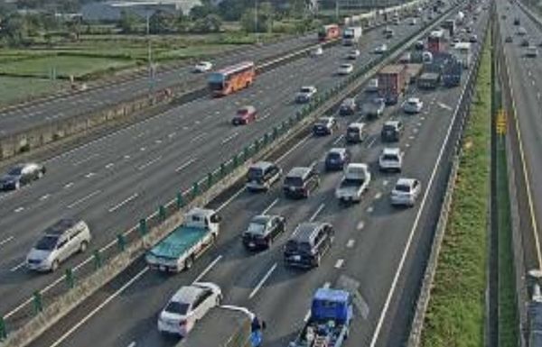▲▼國1中壢路段塞車。（圖／翻攝高速公路即時路況）
