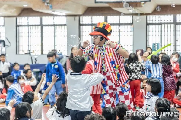 ▲兒童節魔術師帶來歡樂時光。（圖／記者楊漢聲翻攝）