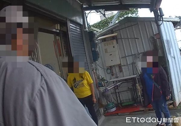 ▲老翁迷途排迴車道。（圖／記者楊漢聲翻攝）