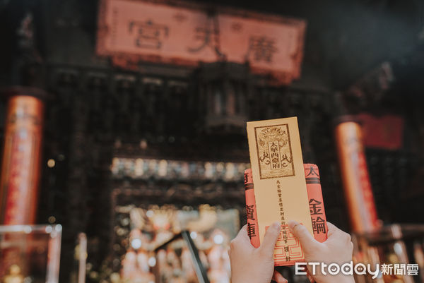 ▲台中廣天宮財神借庫。（圖／記者游瓊華翻攝）