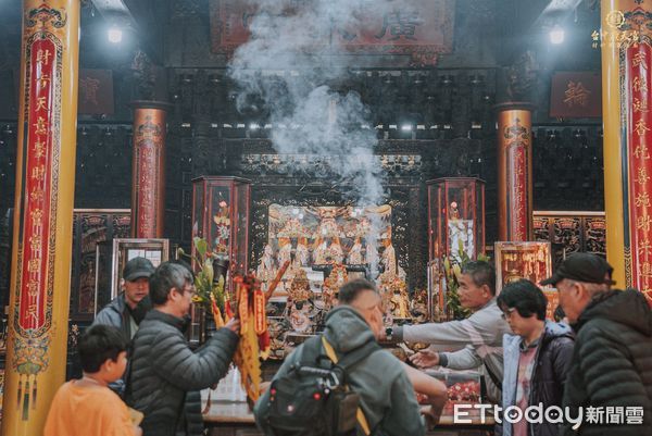 ▲台中廣天宮財神借庫。（圖／記者游瓊華翻攝）