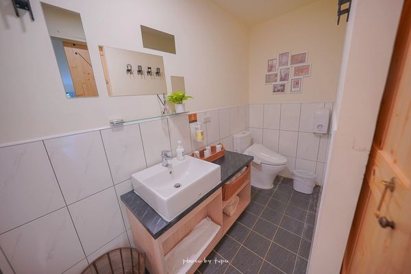 ▲▼最新南投埔里民宿「葉子祕境 YATS 森林系Villa」佔地1.2萬坪森林系Villa，門口就可以看到鴨鴨的溪流房、最新戲水池。（圖／部落客小腹婆大世界授權提供）