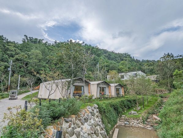 ▲▼最新南投埔里民宿「葉子祕境 YATS 森林系Villa」佔地1.2萬坪森林系Villa，門口就可以看到鴨鴨的溪流房、最新戲水池。（圖／部落客小腹婆大世界授權提供）